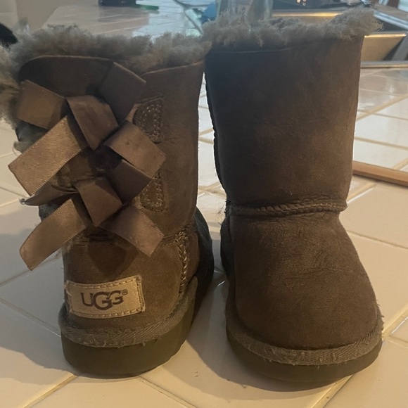 UGG - Picture 1 of 2